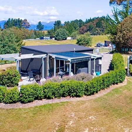 The Shed With A View Apartment Mahana Luaran gambar