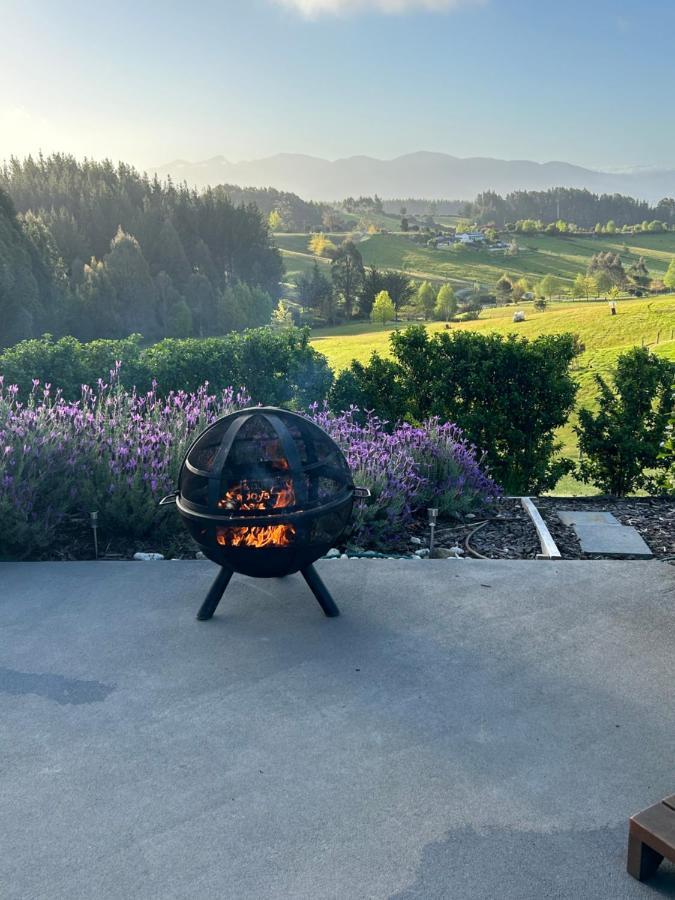 The Shed With A View Apartment Mahana Luaran gambar