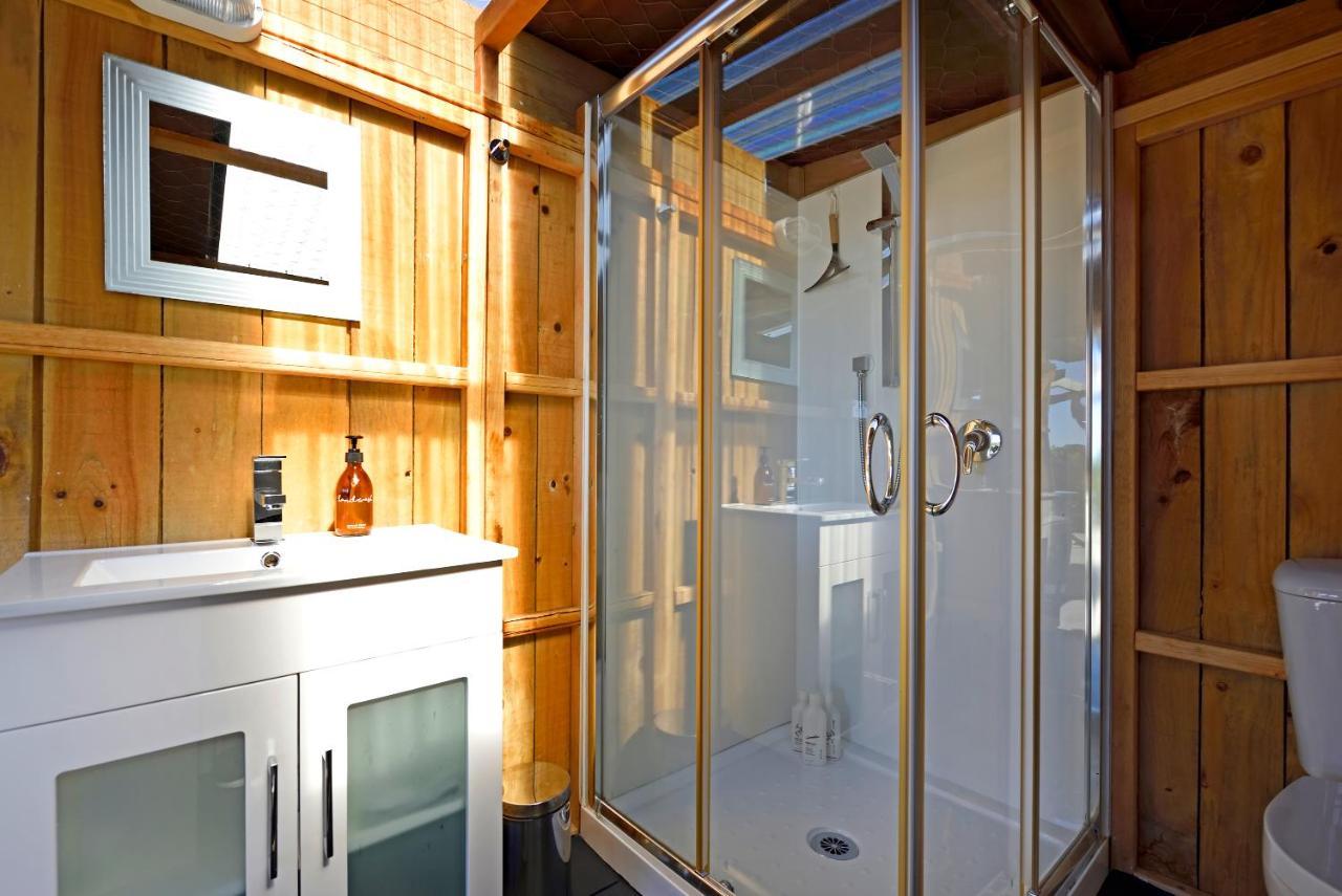 The Shed With A View Apartment Mahana Luaran gambar