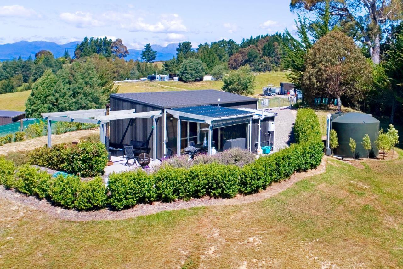 The Shed With A View Apartment Mahana Luaran gambar