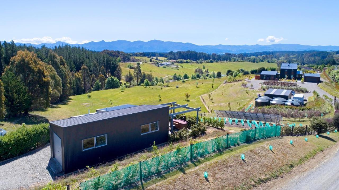 The Shed With A View Apartment Mahana Luaran gambar