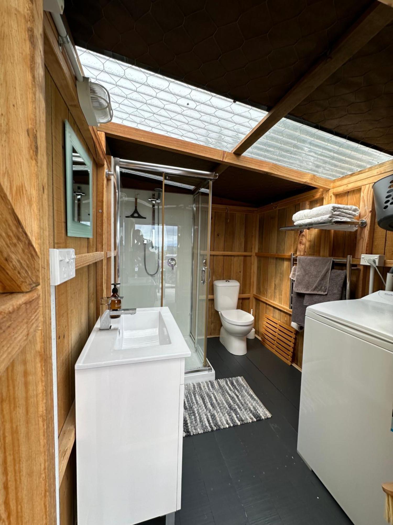 The Shed With A View Apartment Mahana Luaran gambar